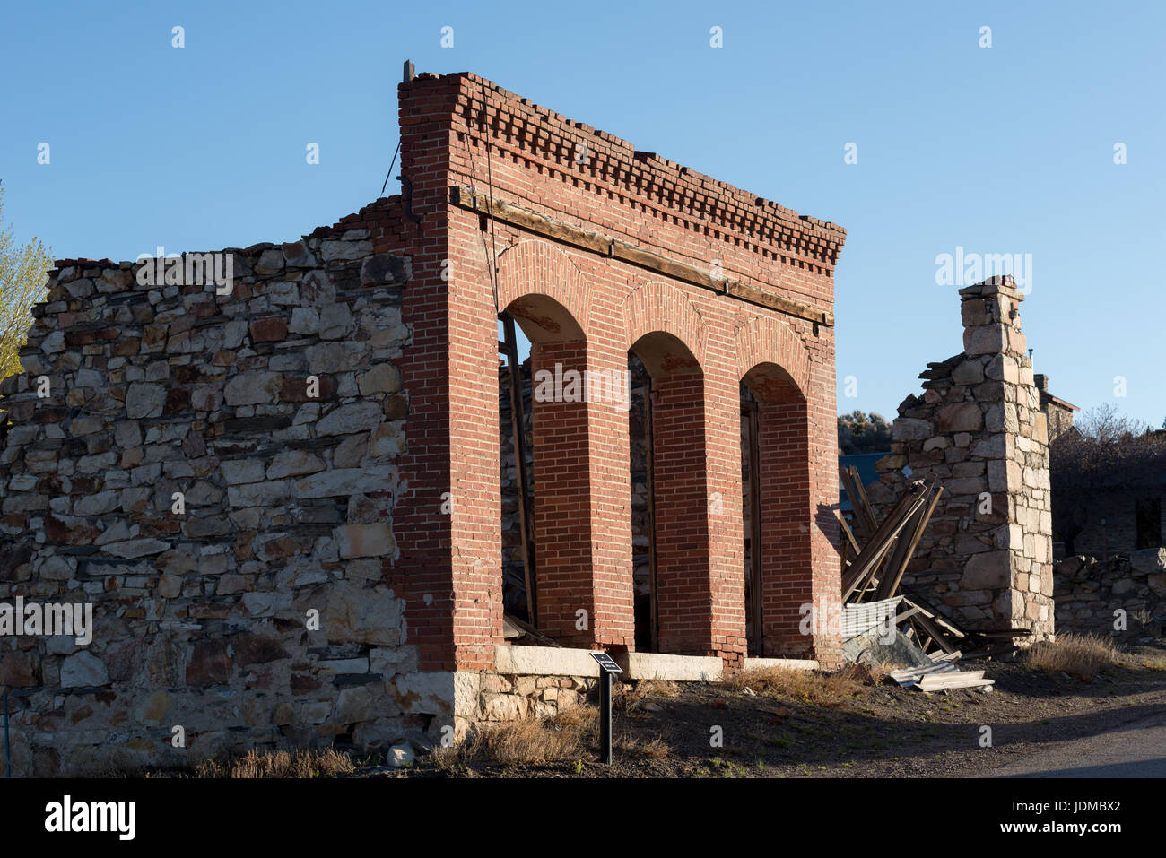 Rovine della banca nella vecchia città mineraria di Belmont, Nevada. Foto Stock