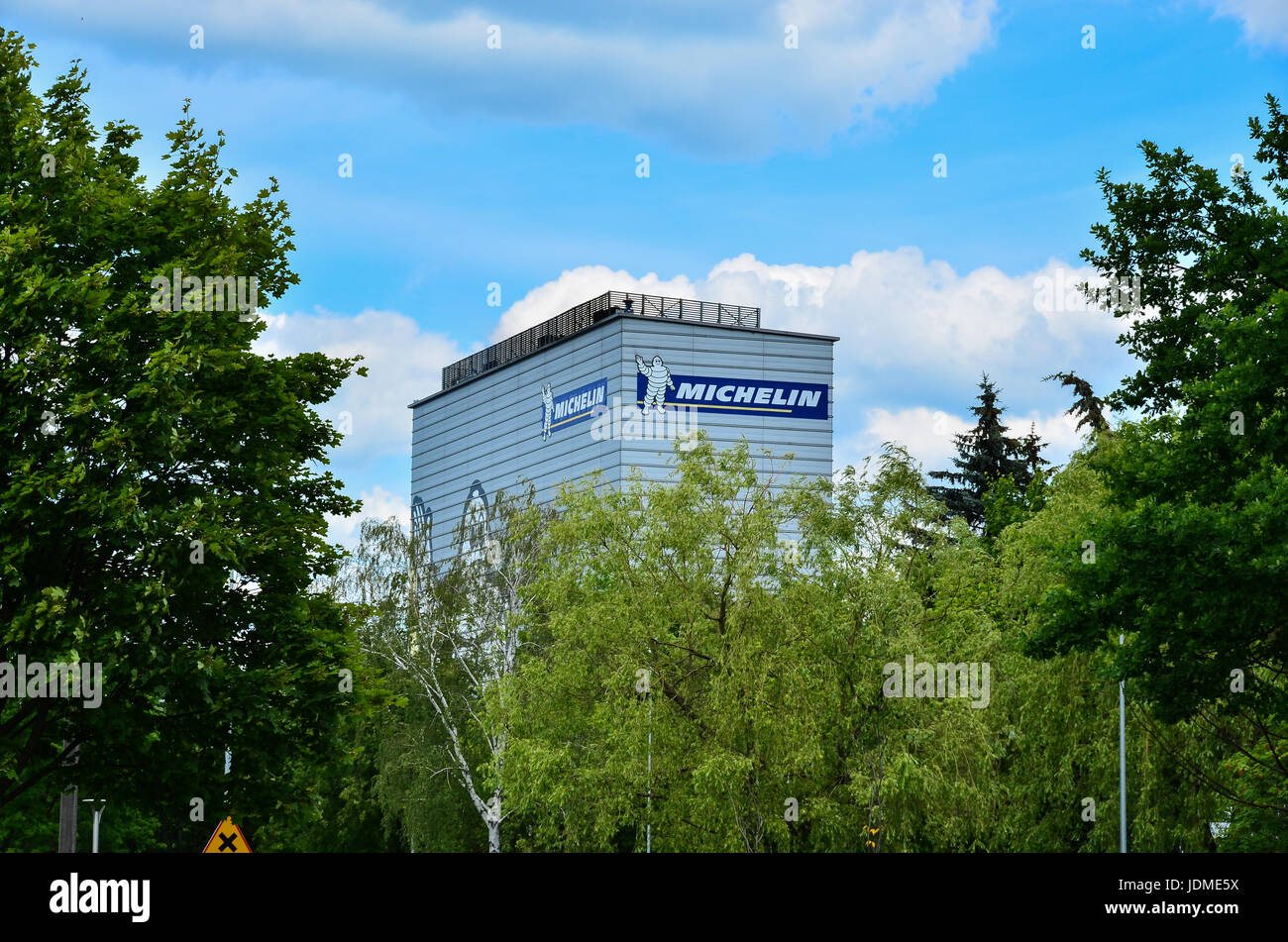 Michelin segno del logo sul cielo blu sullo sfondo. Bibendum, a cui viene comunemente fatto riferimento come la Michelin, l'uomo, è il simbolo del pneumatico Michelin società.uomo Michelin Foto Stock
