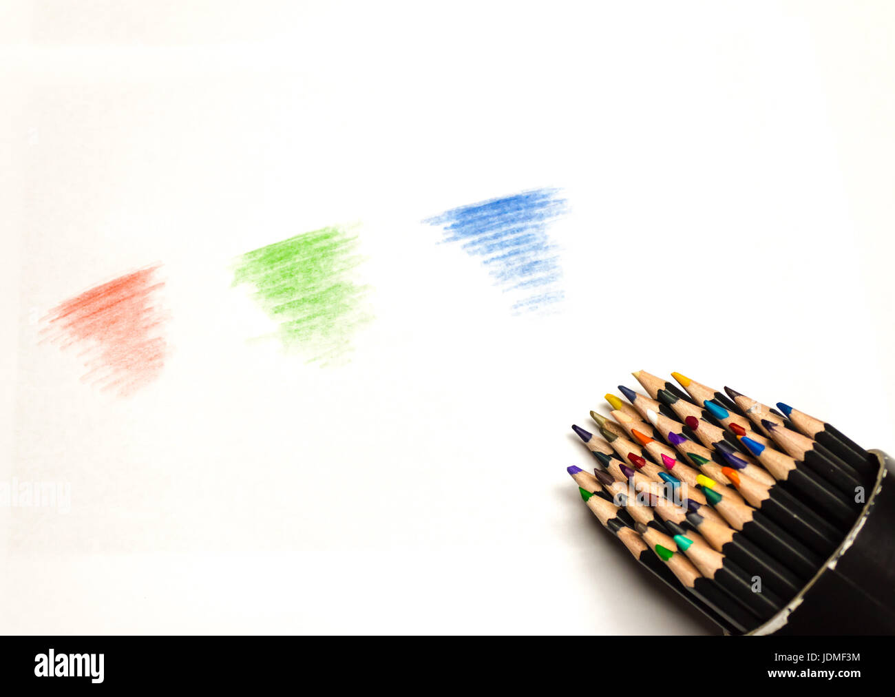 Close up di schizzi di matita colorata contenitore con rosso verde e blu gli scarabocchi Foto Stock