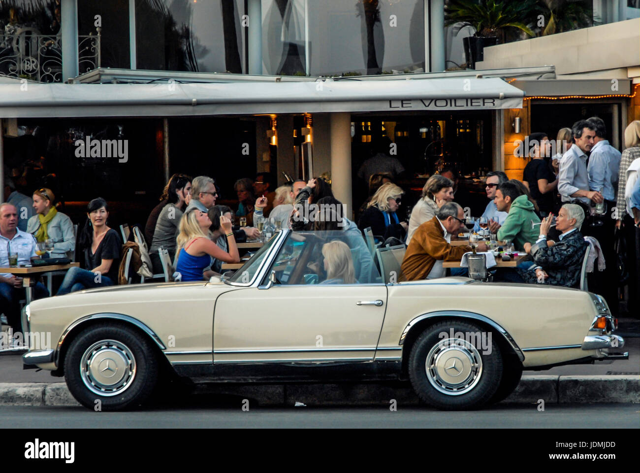 CANNES Francia - UNA BELLA MERCEDES 190 SL Cabrio parcheggiato davanti LE VOILIER BAR RISTORANTE DA UNA GIORNATA DI SOLE - LA CROISETTE © Frédéric BEAUMONT Foto Stock