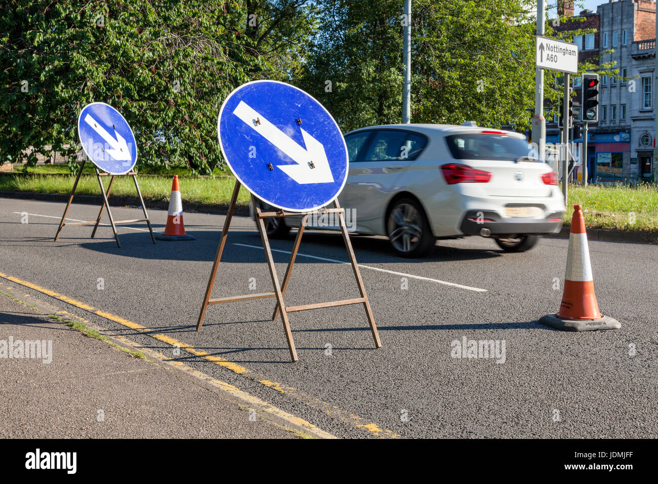 Strada temporanea chiusura di corsia con auto passando traffico coni e mantenere la destra in segno, Nottinghamshire, England, Regno Unito Foto Stock