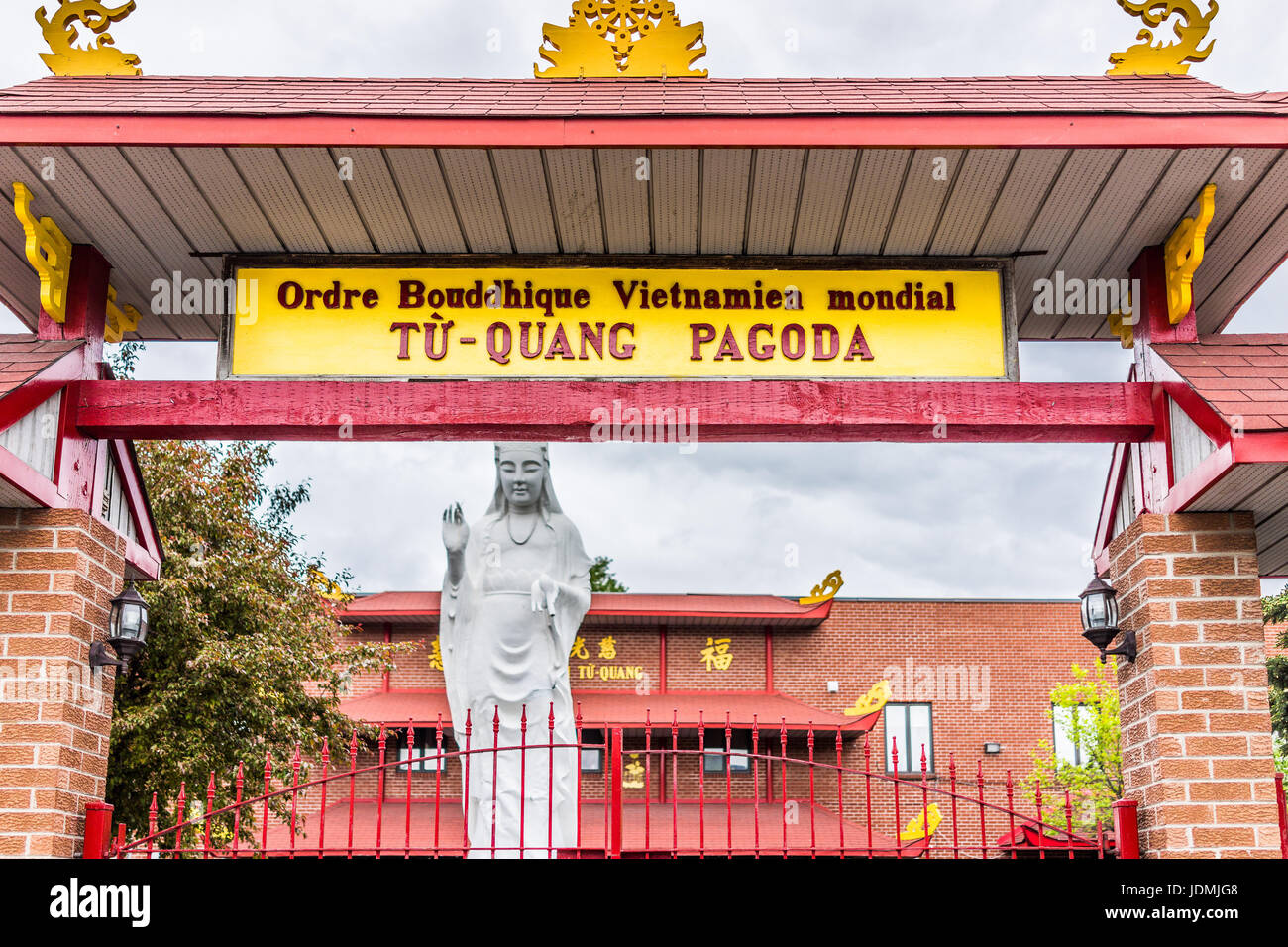 Montreal, Canada - 26 Maggio 2017: tempio buddista di entrata e Tu Quang segno Pagoda in città nella regione di Québec durante bagnato pioggia sul giorno nuvoloso Foto Stock