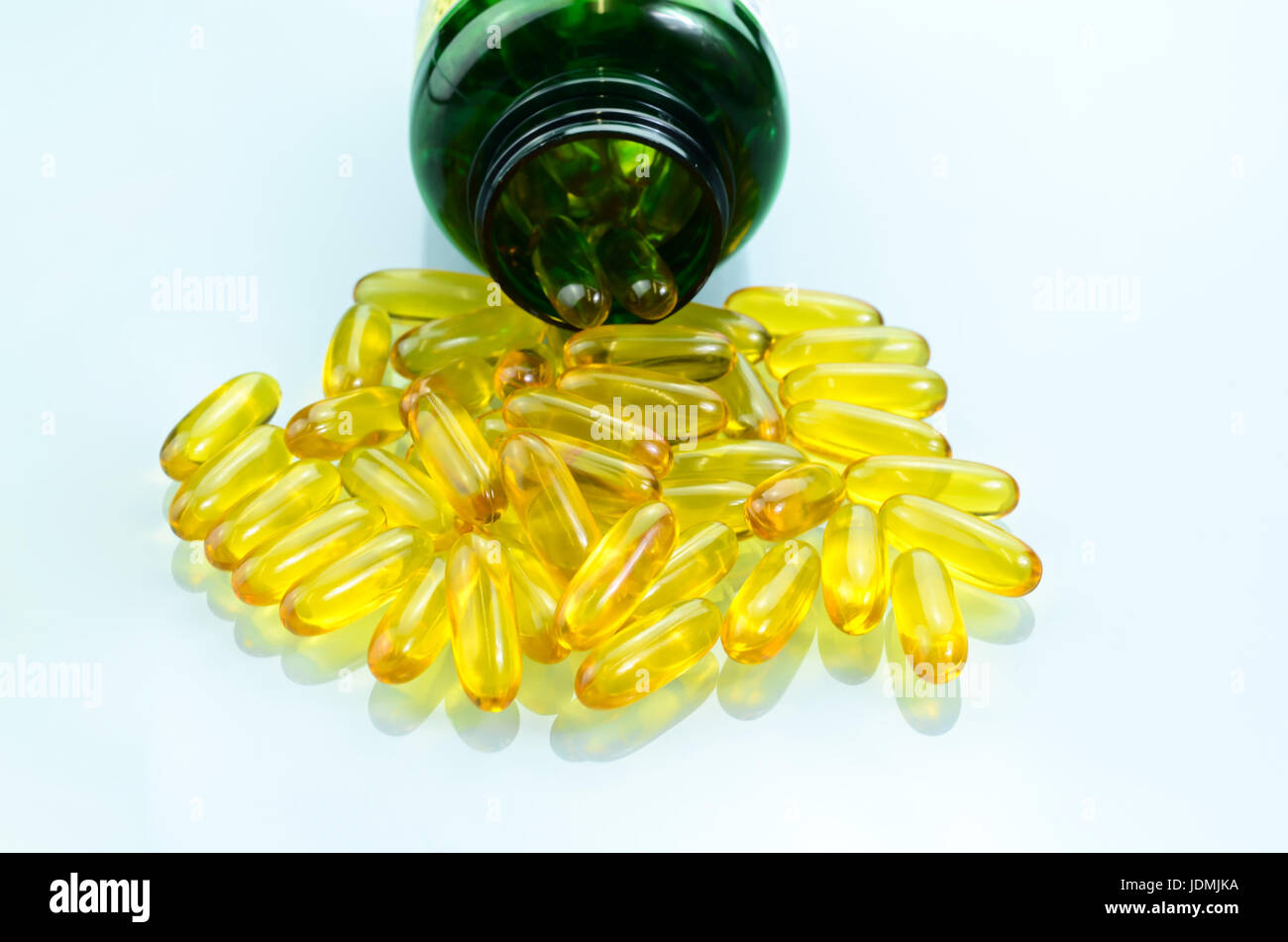 Olio di semi di lino, olio di lino in un rapido rilascio capsule softgel al  Foto stock - Alamy