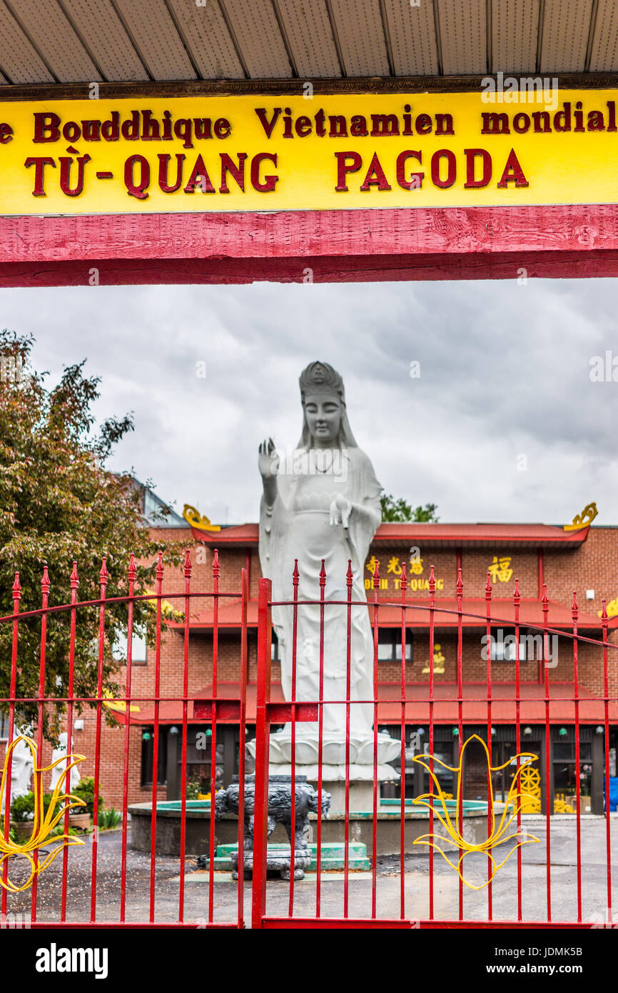 Montreal, Canada - 26 Maggio 2017: tempio buddista di entrata e Tu Quang segno Pagoda in città nella regione di Québec durante bagnato pioggia sul giorno nuvoloso Foto Stock
