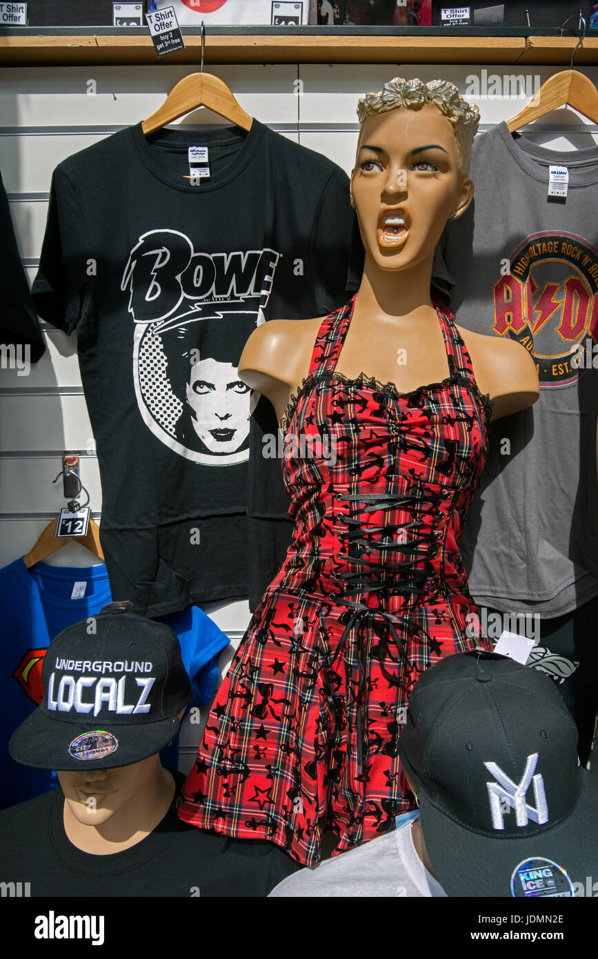 Bizzarre di punk fashion sul display in un negozio di Cockburn Street, Edimburgo, Scozia. Foto Stock