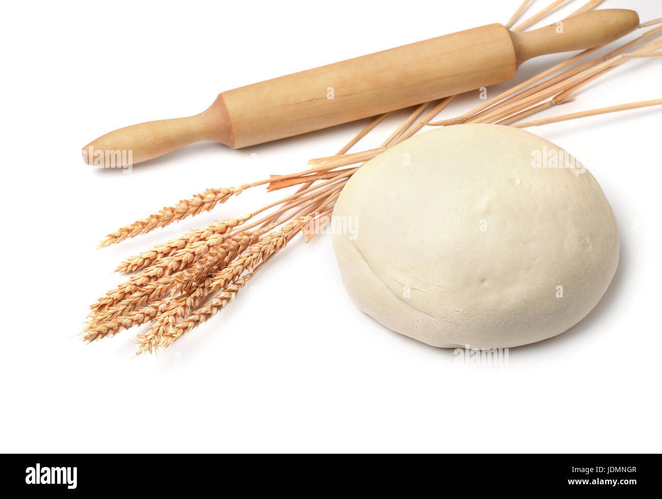 Pasta fresca, spighe di grano e matterello isolato su bianco Foto Stock