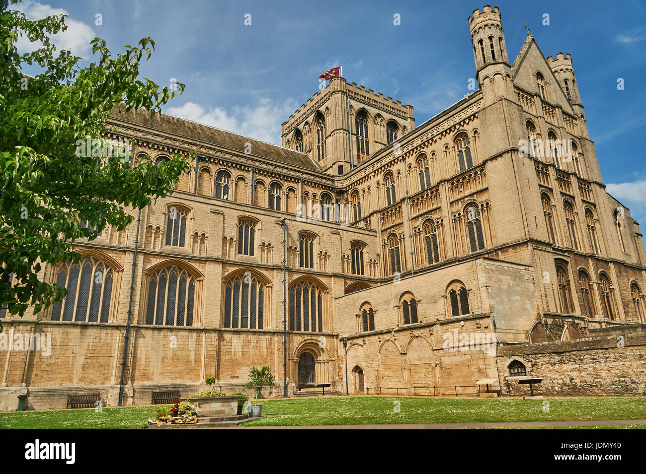 Peterborough Cathedral contro un cielo blu Foto Stock