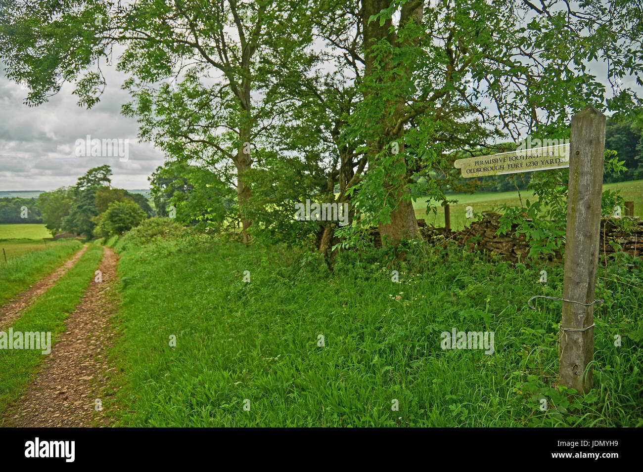 Dito segno postale indicando la via lungo una fattoria via a Oldborough ture in alto sul Cotswold scarpata vicino Cutsdean Foto Stock