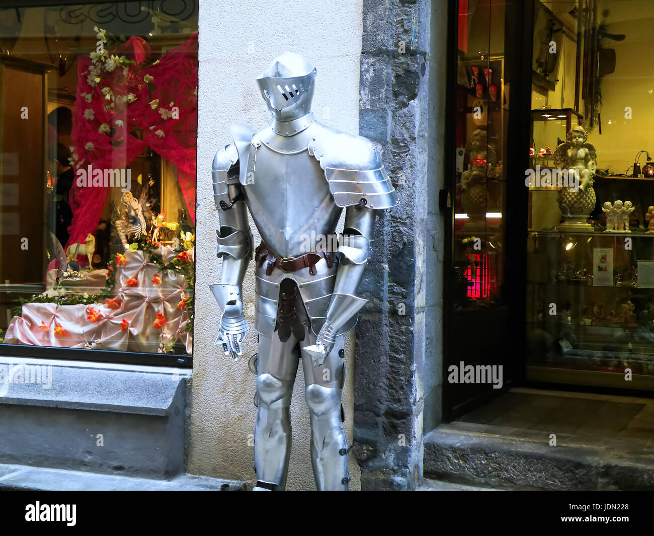 Cavaliere in armatura in acciaio permanente sulla parte anteriore di ingresso al negozio di souvenir in Vichy Francia Foto Stock