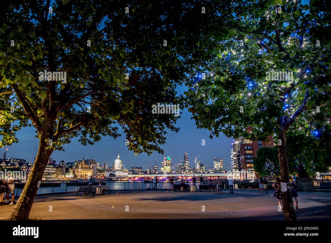 Skyline della città di notte dal Southbank London REGNO UNITO Foto Stock