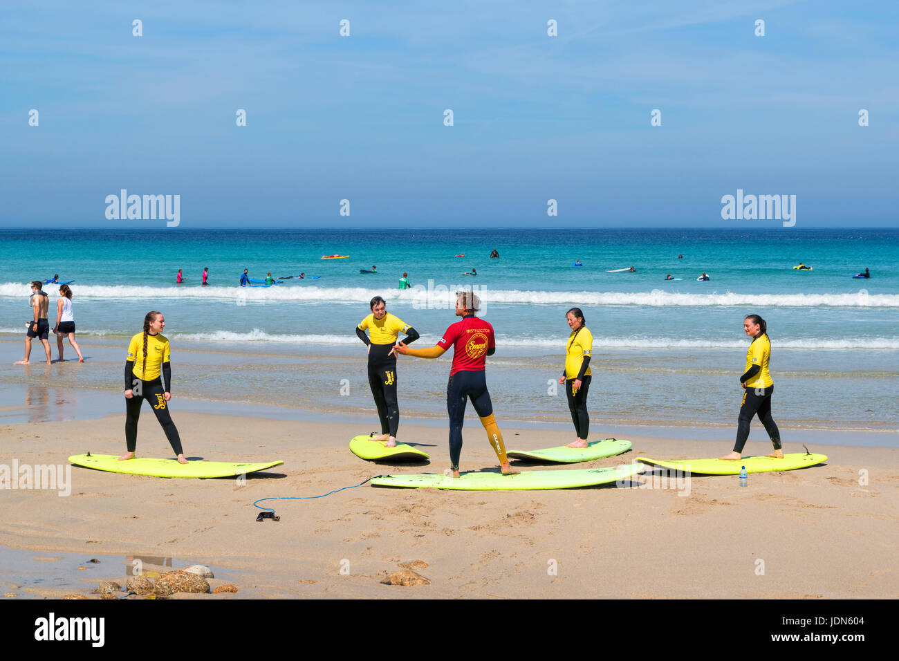 Lezioni di surf sulla spiaggia di sennen cove in Cornovaglia, Inghilterra, Regno Unito. Foto Stock