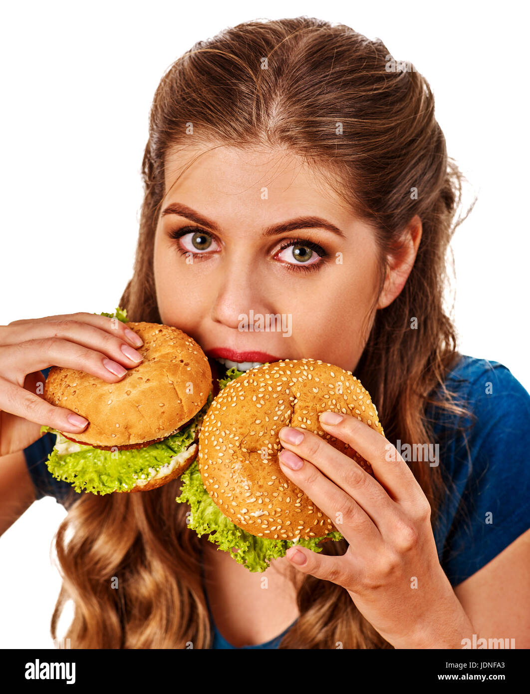 Donna mangia hamburger. Ritratto di studente consumano il fast food . Foto Stock