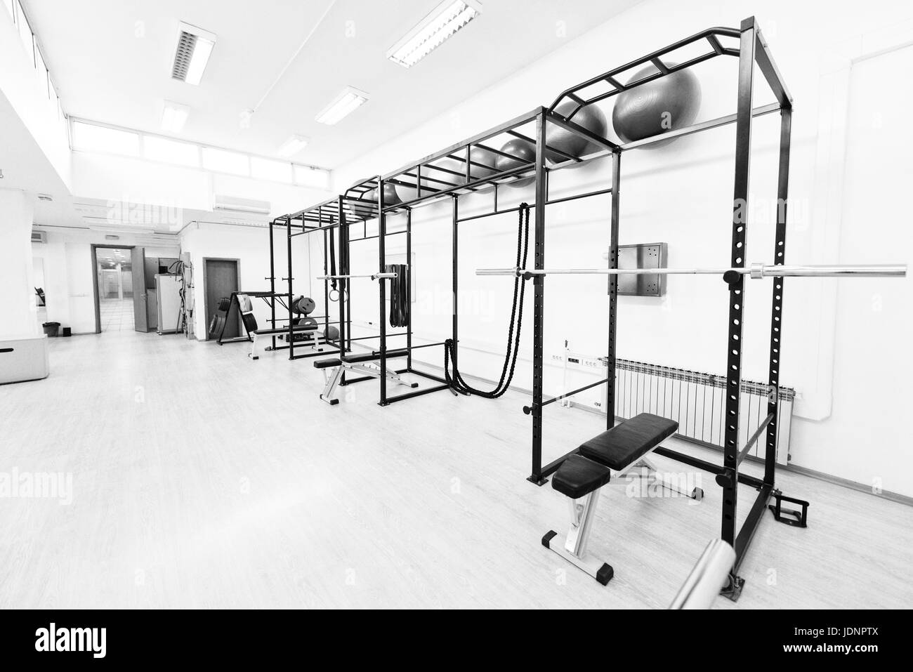 Moderna Palestra Centro Fitness con Attrezzature e macchine Foto Stock