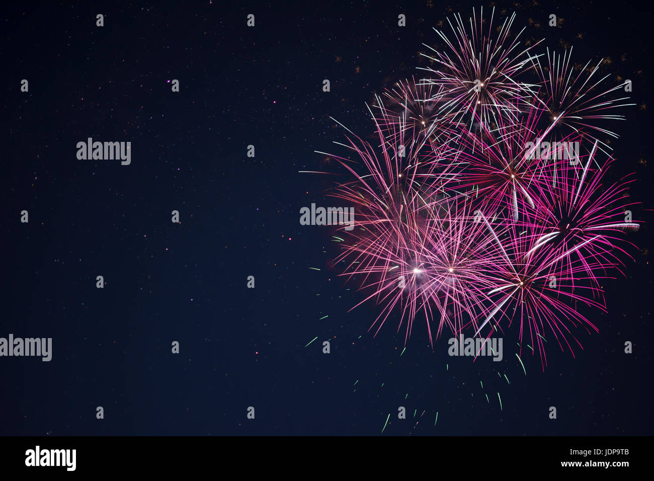 Incredibile maroon rosa rossa celebrazione fuochi d'artificio che si trova a destra oltre il cielo notturno, copia dello spazio. Giorno di indipendenza, 4 luglio, le vacanze di Capodanno Saluto Foto Stock