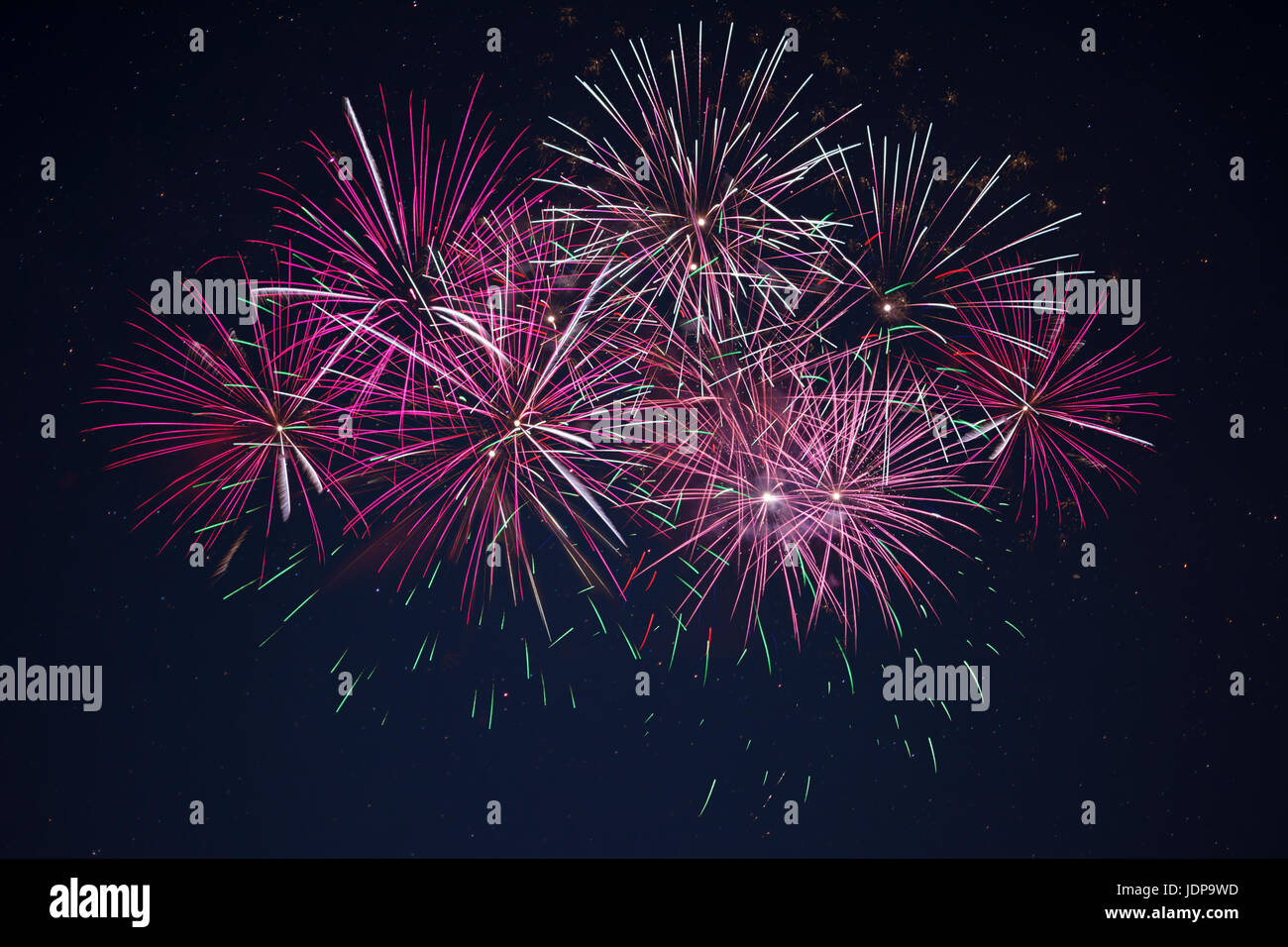 Spumante rosso marrone rossiccio celebrazione rosa fuochi d'artificio oltre il cielo stellato. Giorno di indipendenza, 4 luglio, le vacanze di Capodanno Saluto sfondo. Foto Stock