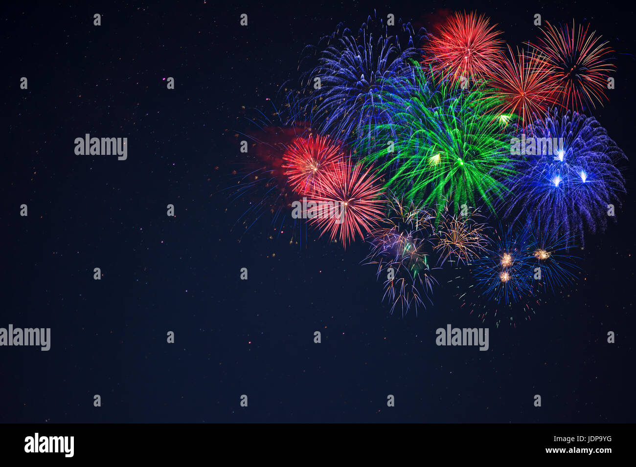 Incredibile blu verde rosso celebrazione fuochi d'artificio che si trova a destra oltre il cielo notturno, copia dello spazio. Giorno di indipendenza, 4 luglio, le vacanze di Capodanno Saluto b Foto Stock