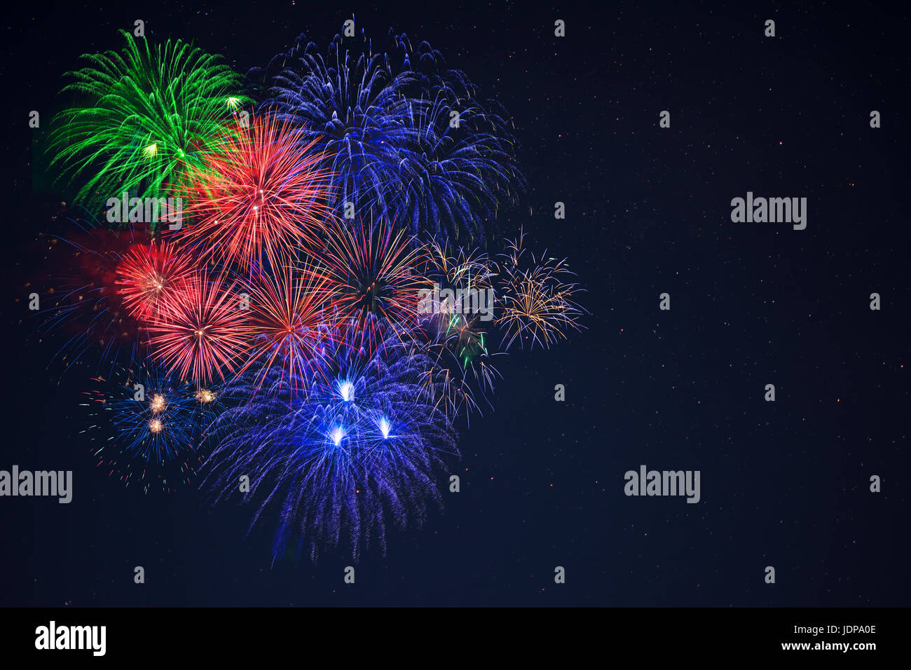 Bella blu verde rosso celebrazione fuochi d'artificio ubicata sulla sinistra oltre il cielo notturno, copia dello spazio. Giorno di indipendenza, 4 luglio, le vacanze di Capodanno Saluto Foto Stock