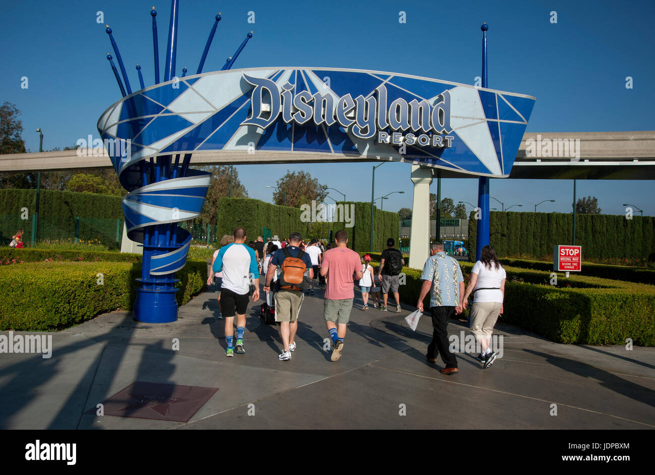 I visitatori che arrivano in ingresso del Disneyland Resort di Anaheim, CA Foto Stock
