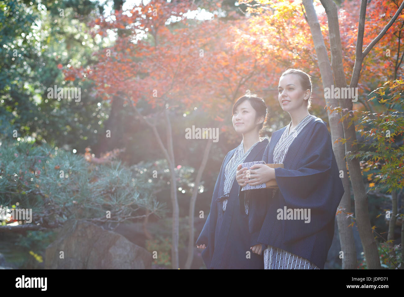 La donna caucasica indossare uno yukata Giapponesi con amico al ryokan tradizionale, Tokyo, Giappone Foto Stock