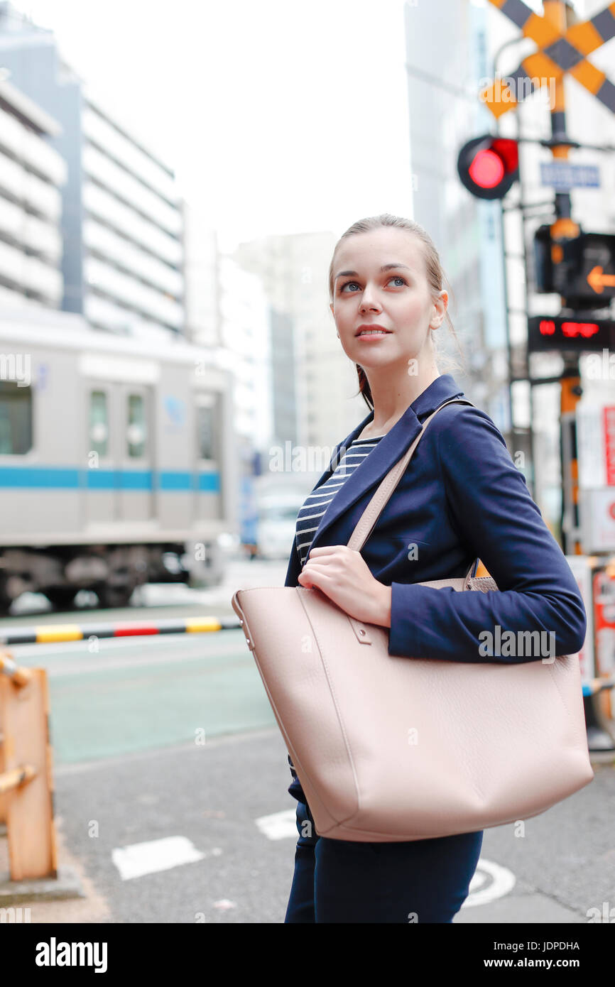 La donna caucasica centro di Tokyo, Giappone Foto Stock