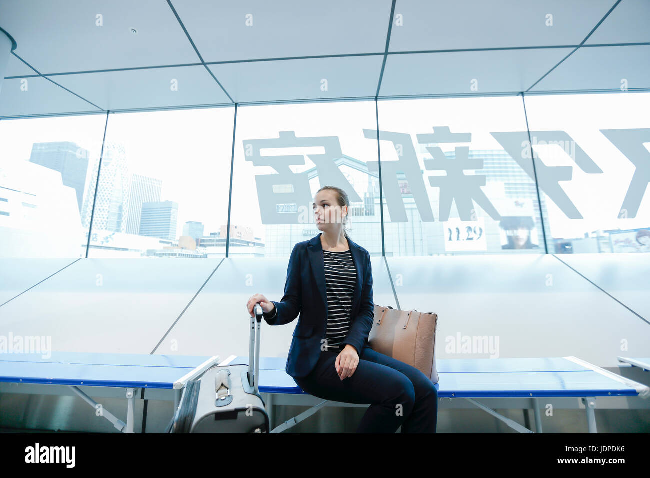 La donna caucasica centro di Tokyo, Giappone Foto Stock