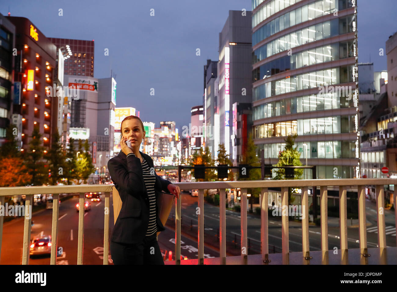 La donna caucasica il centro di Tokyo di notte, Tokyo, Giappone Foto Stock