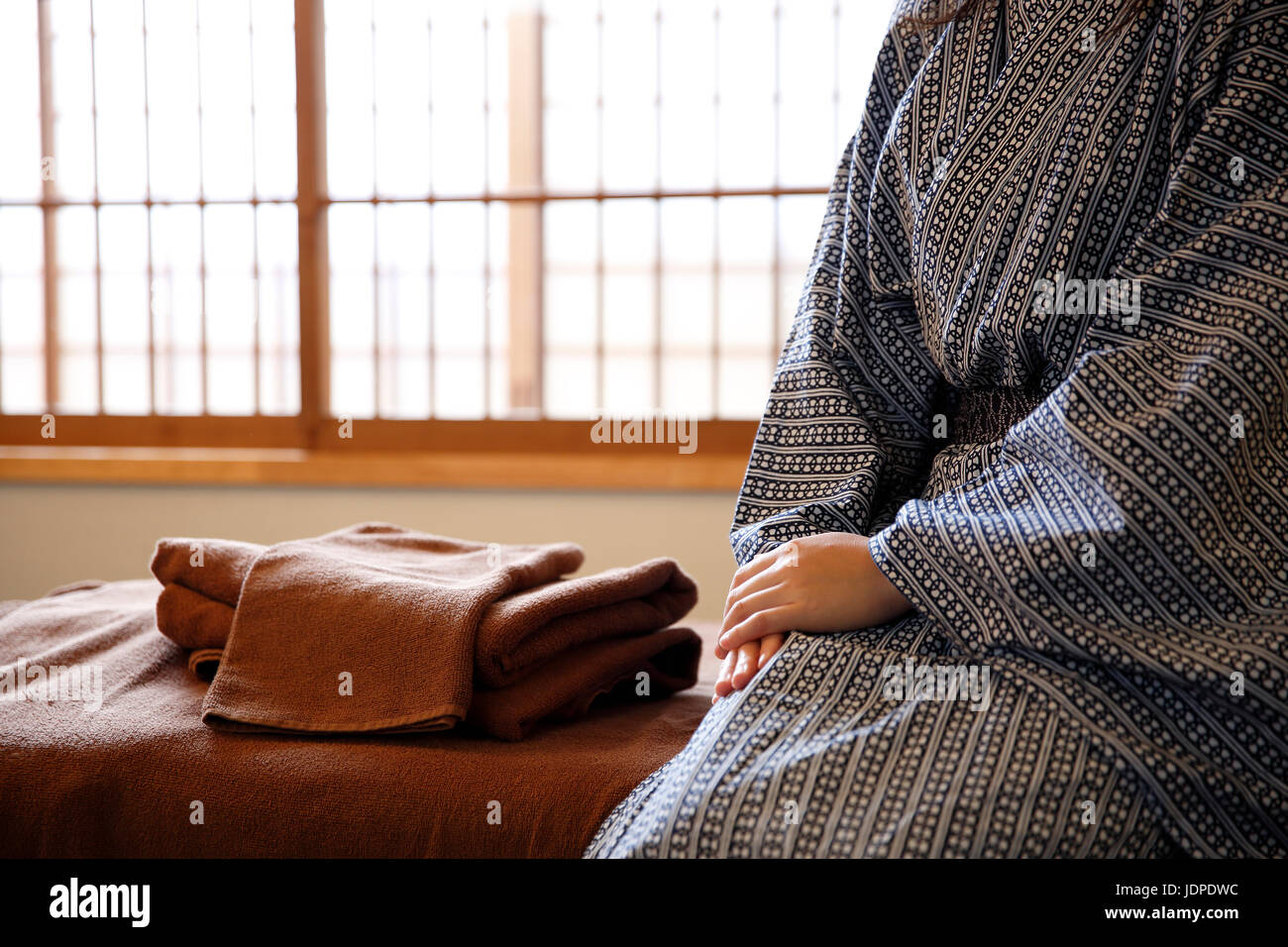 Donna Giapponese che indossa un yukata al ryokan tradizionale, Tokyo, Giappone Foto Stock