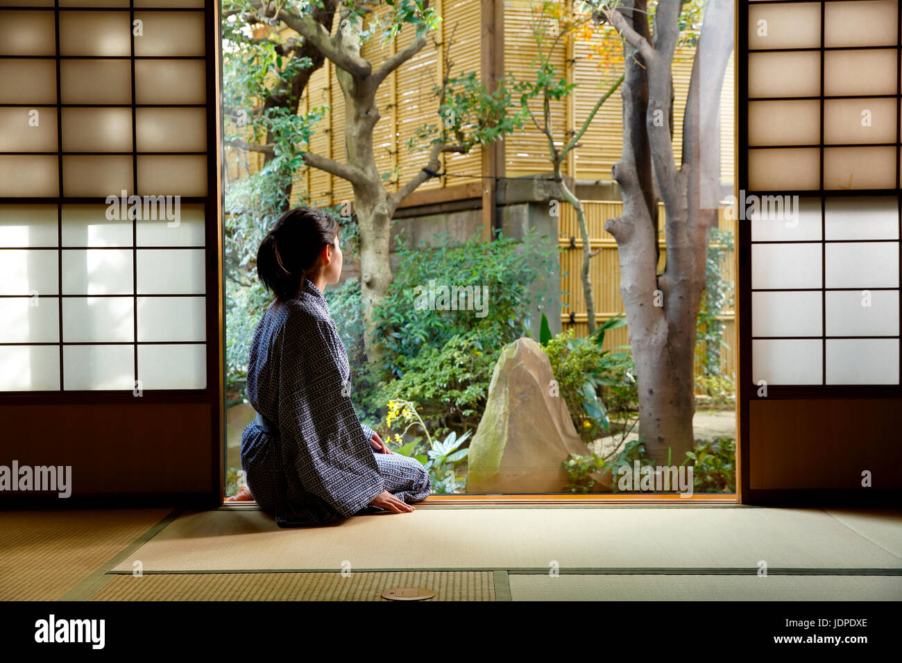 Donna Giapponese che indossa un yukata al ryokan tradizionale, Tokyo, Giappone Foto Stock