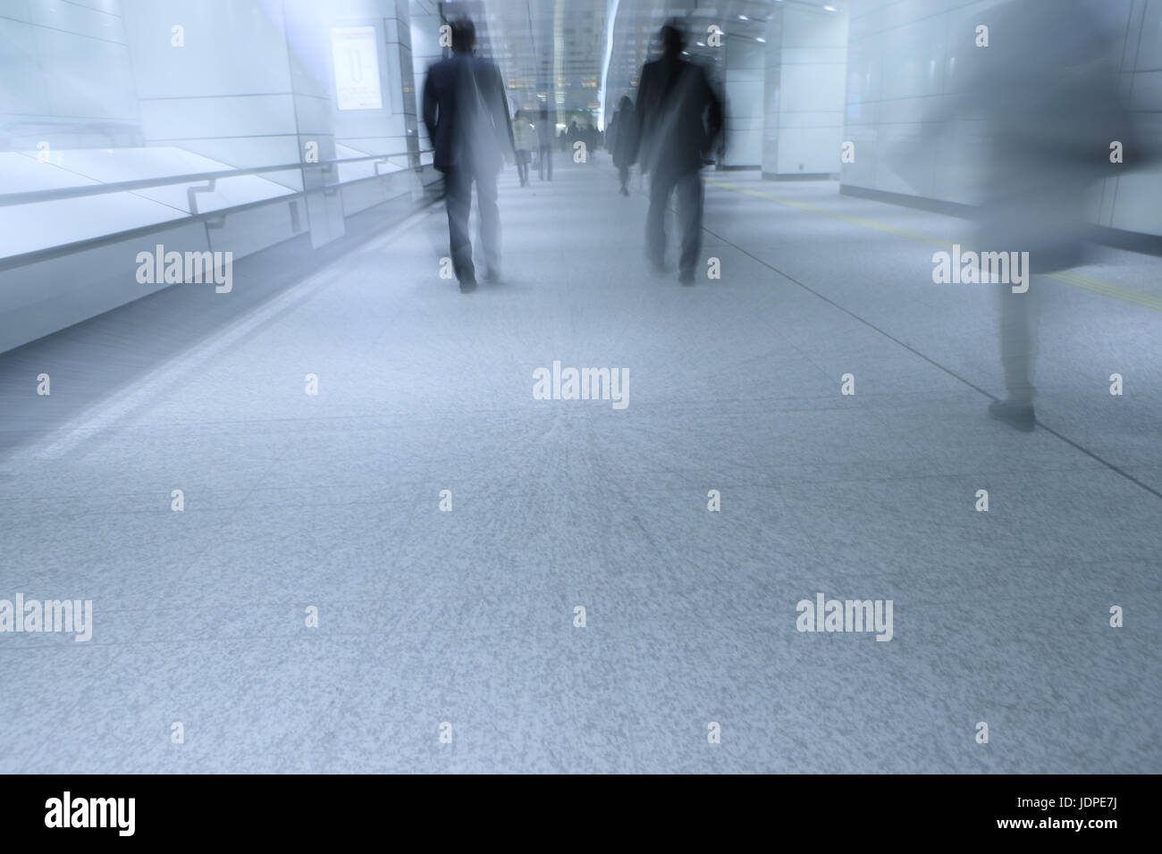 La gente di affari a piedi downtownTokyo, Giappone Foto Stock