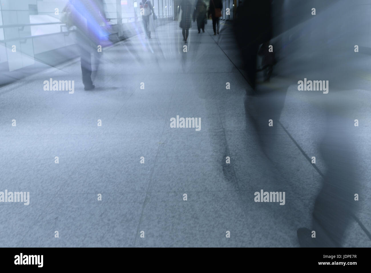 La gente di affari a piedi downtownTokyo, Giappone Foto Stock