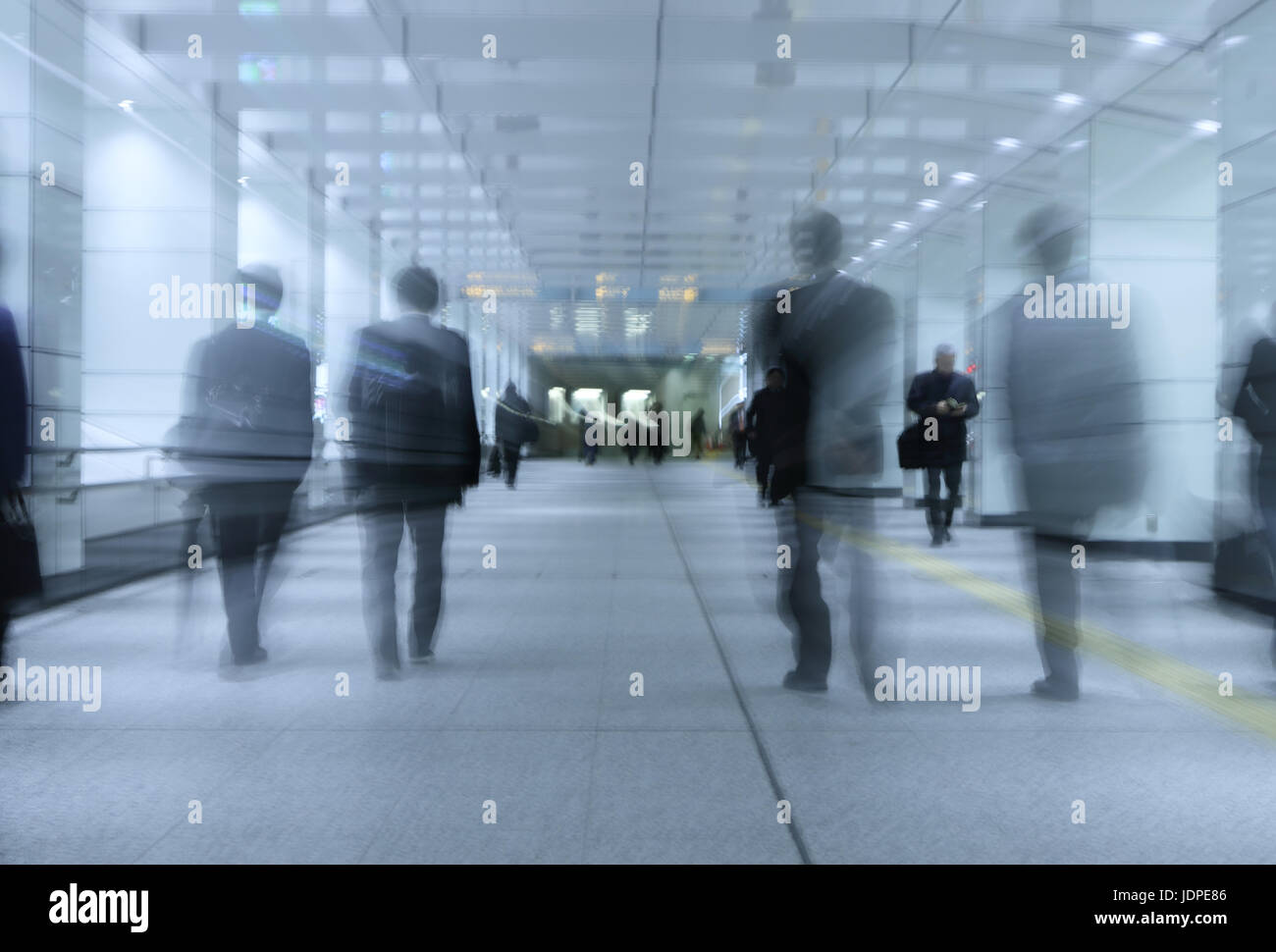 La gente di affari a piedi downtownTokyo, Giappone Foto Stock