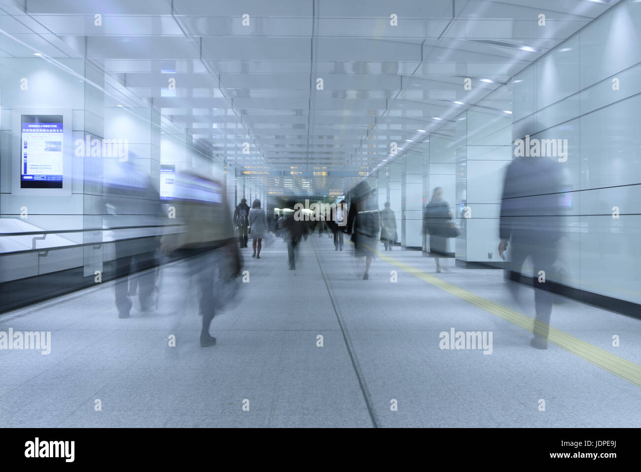 La gente di affari a piedi downtownTokyo, Giappone Foto Stock