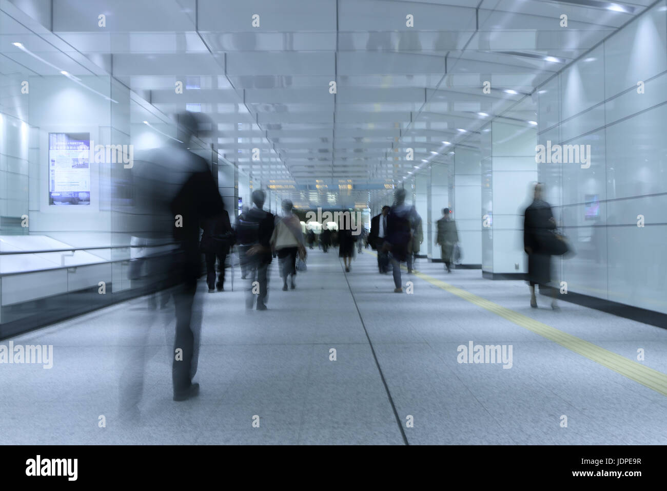 La gente di affari a piedi downtownTokyo, Giappone Foto Stock