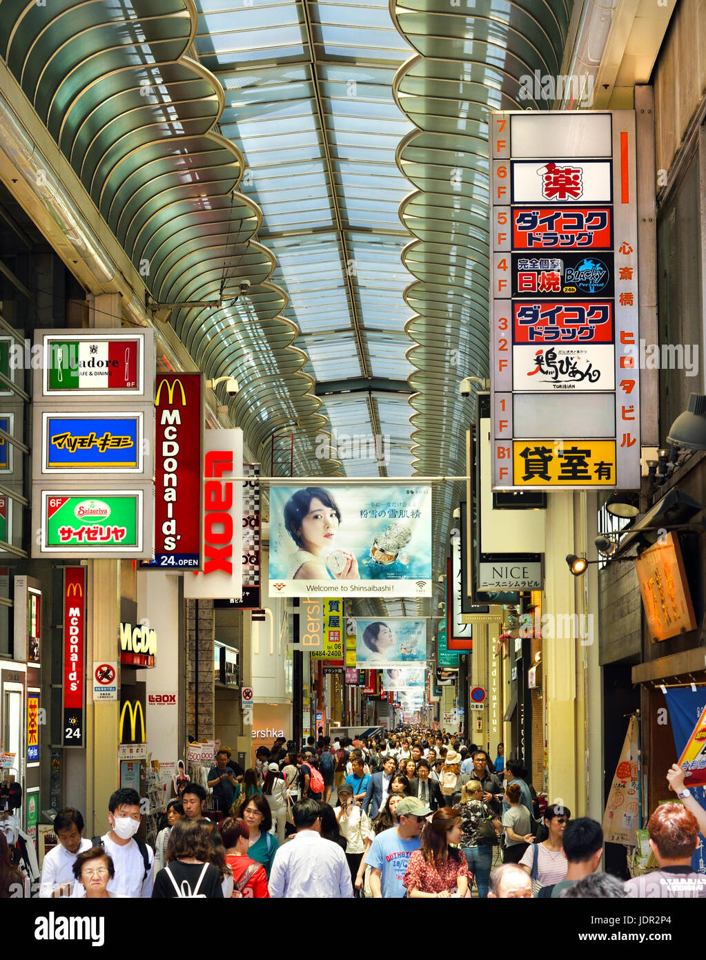 Una galleria di negozi pieni di gente di Shinsaibashi, Strada di Namba di Osaka, Giappone Foto Stock