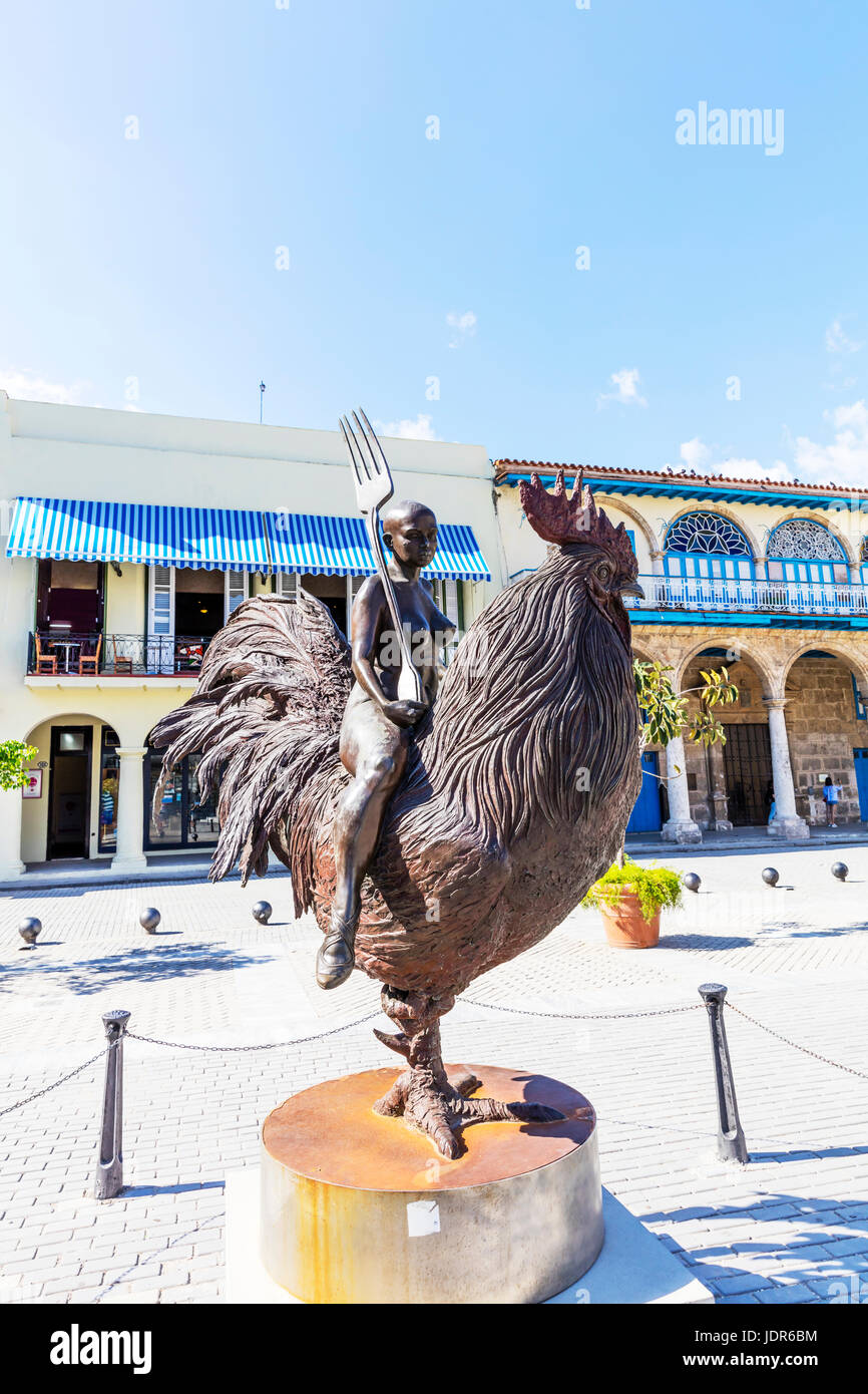 Plaza Vieja con statua in bronzo "Viaje Fantastico' da Roberto Fabelo in primo piano, Old Havana, Cuba Foto Stock
