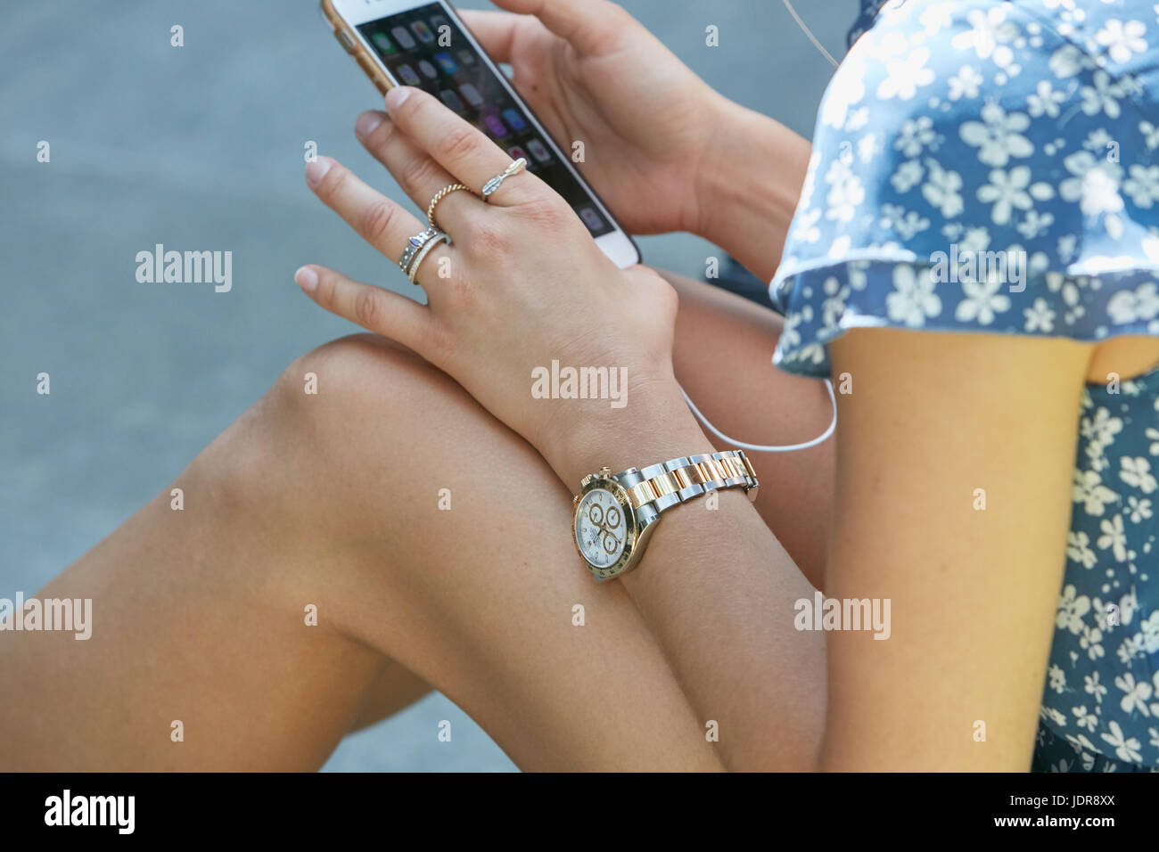 Milano - 19 giugno: Donna con oro e acciaio Rolex Daytona watch controllo  iPhone prima di Giorgio Armani fashion show, la Settimana della Moda  Milanese street style o Foto stock - Alamy