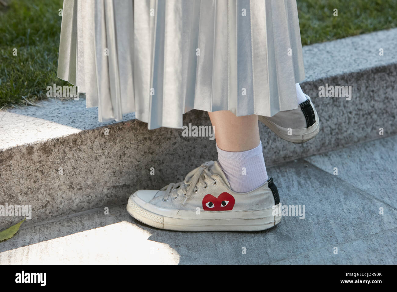 Milano - 19 giugno: Donna con argento gonna metallica e Fendi sneakers con  cuore prima di Giorgio Armani fashion show, la Settimana della Moda  Milanese street style Foto stock - Alamy