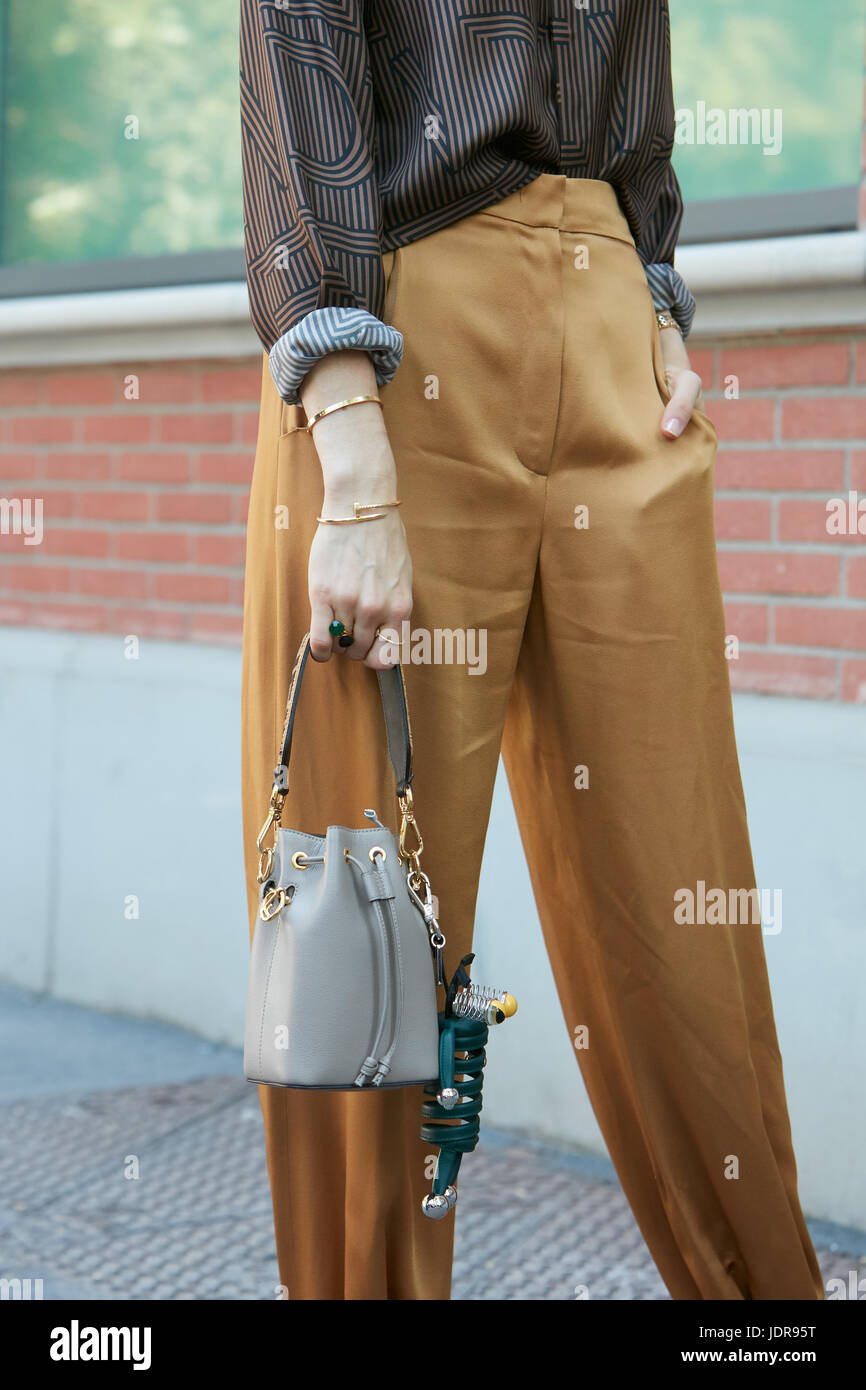 Milano - 19 giugno: Donna con piccolo grigio borsa in pelle e golden  Cartier bracciali prima di Fendi fashion show, la Settimana della Moda  Milanese street style il 19 giugno Foto stock - Alamy