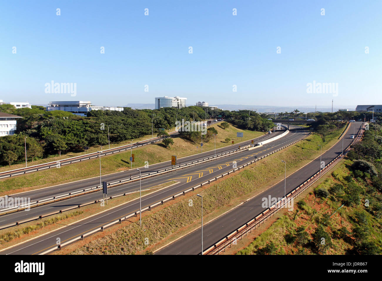 Mattina tranquilla paesaggio di M41 Autostrada passando attraverso Mhlanga ridge contro il cielo blu a Durban, Sud Africa Foto Stock