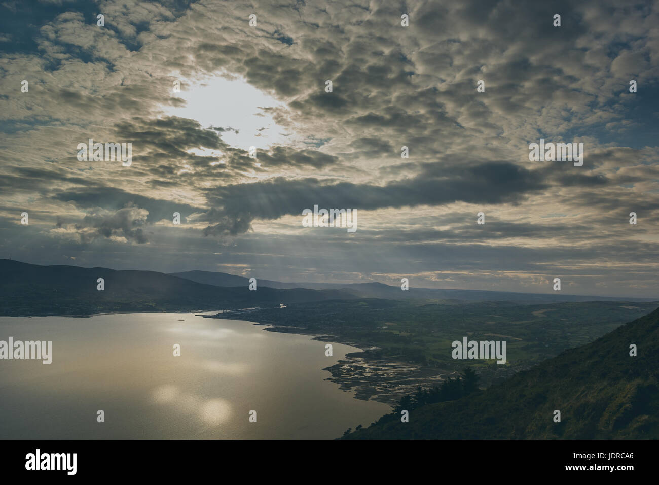 Un pittoresco paesaggio irlandese con drammatica sky Foto Stock