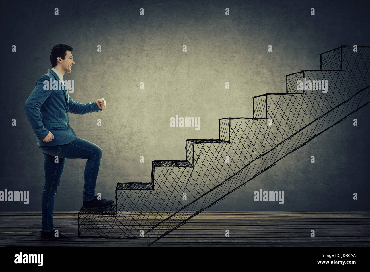 Fiducioso e sorridente imprenditore fantasiosa arrampicata disegnati scale. Ambizioni concetto, cammino di opportunità e di successo. Scaletta Careeer salendo, prof Foto Stock