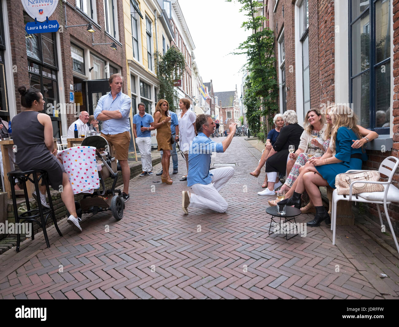 Leeuwarden, Paesi Bassi, 11 giugno 2017: le persone godono di se stessi nella strada stretta nella parte anteriore del cafè nel centro della città vecchia di leeuwarden in Frisia, cu Foto Stock