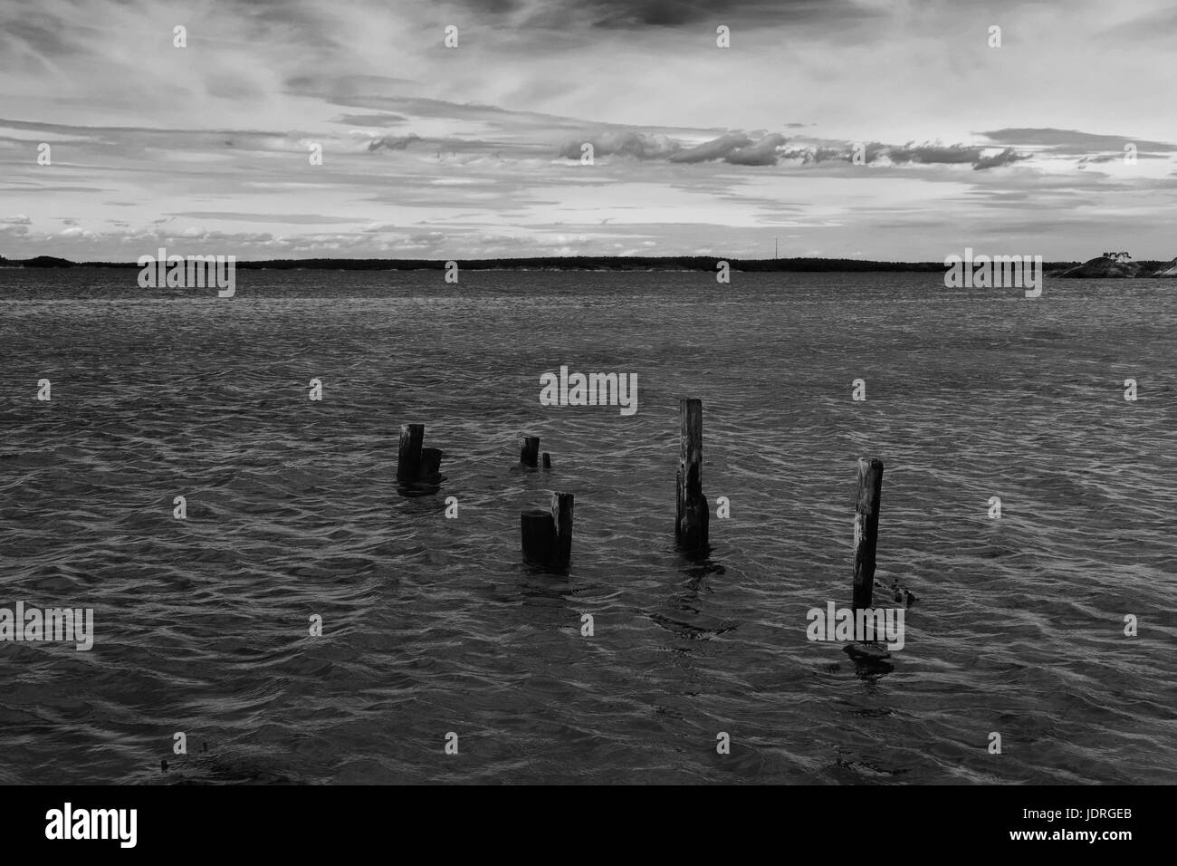 Resti della vecchia struttura sulla spiaggia di Utö, arcipelago di Stoccolma Foto Stock