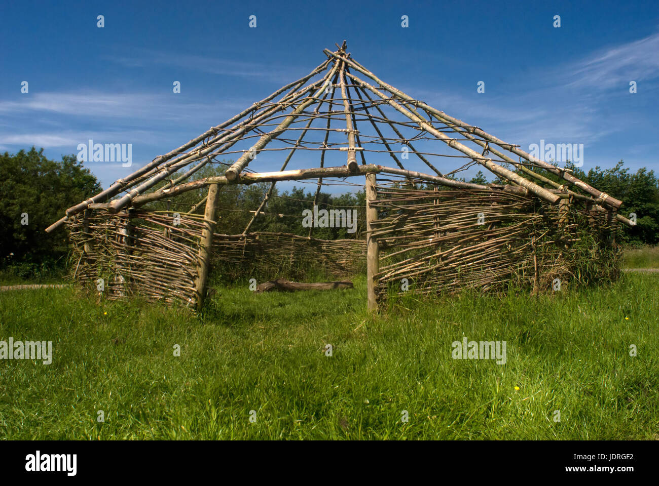 La ricostruzione di età del ferro house, Summerhill Country Park, Hartlepool Foto Stock