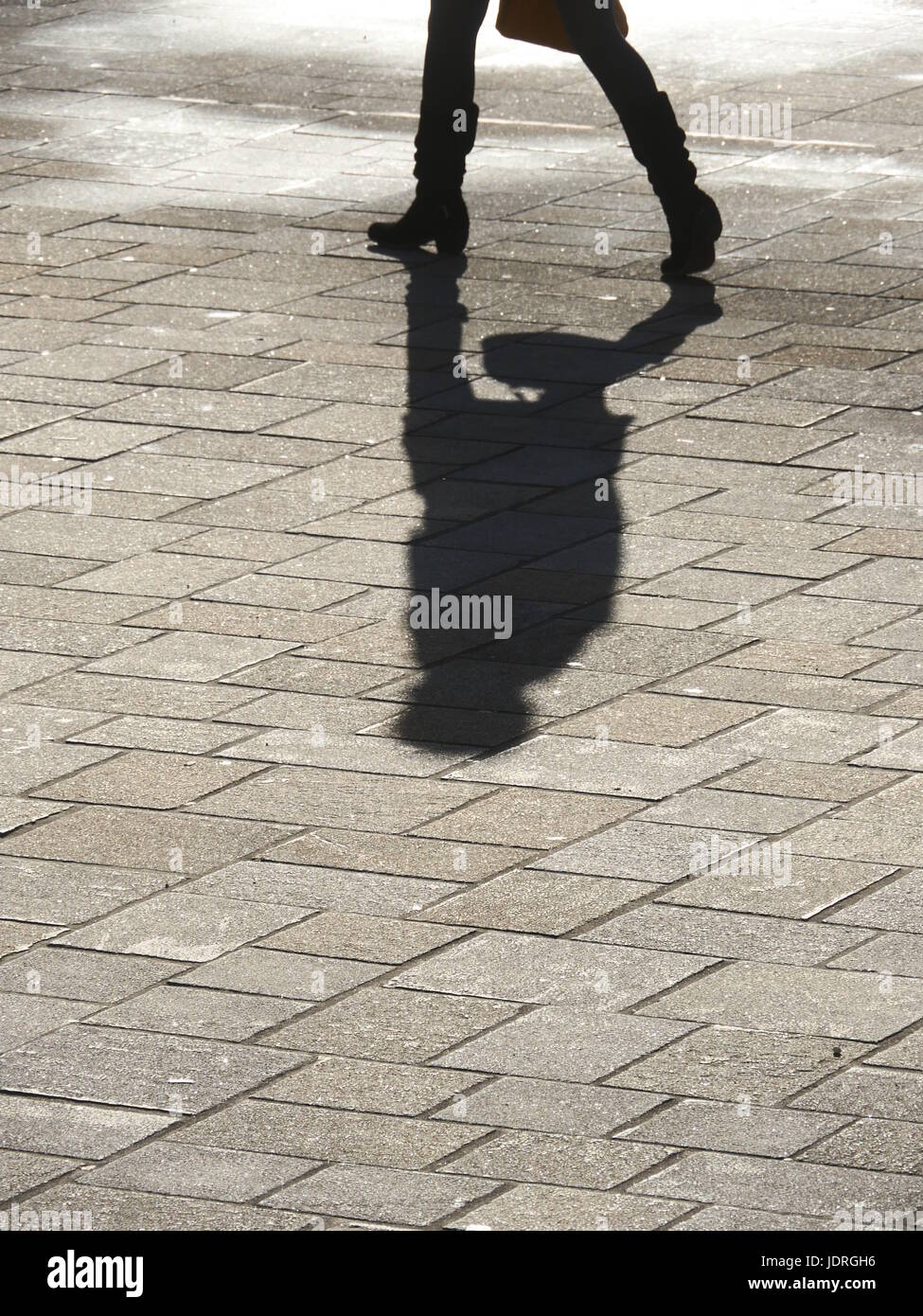 Le ombre delle persone che camminano sul marciapiede Foto Stock