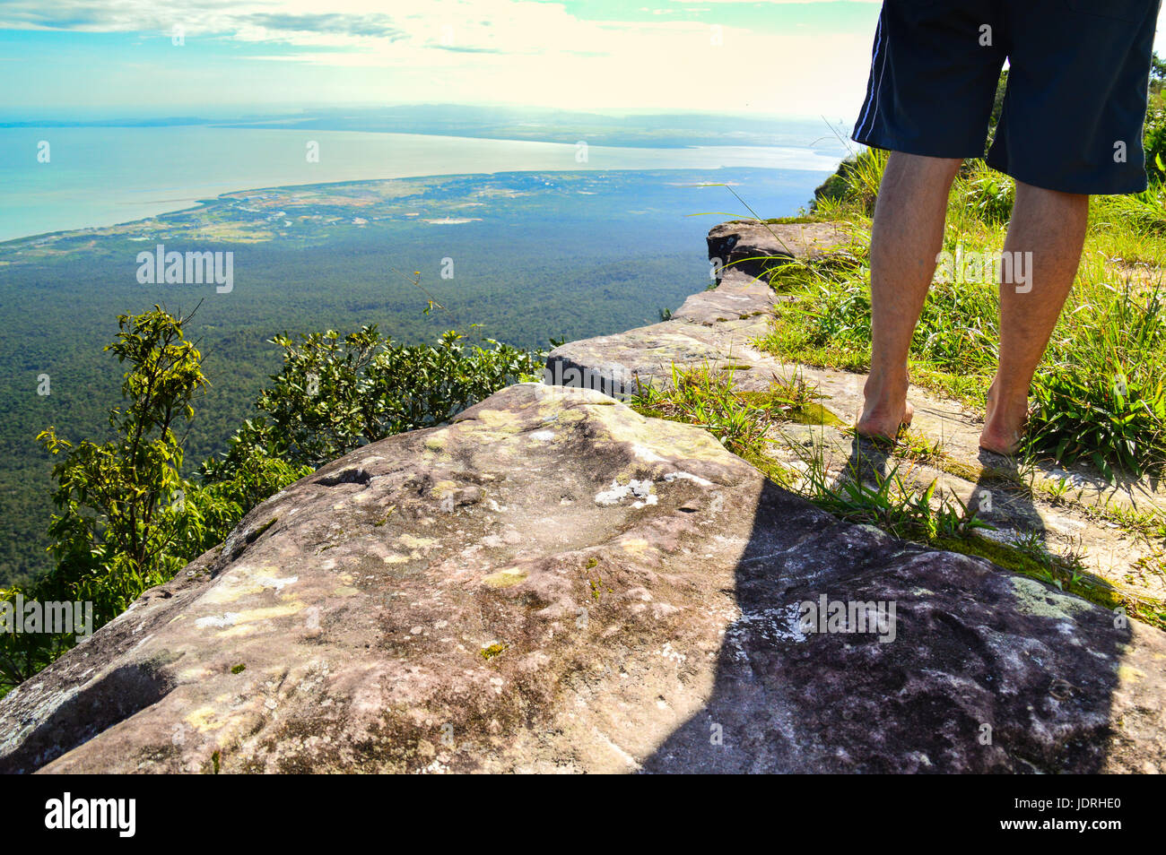In piedi sul bordo di una scogliera Foto Stock