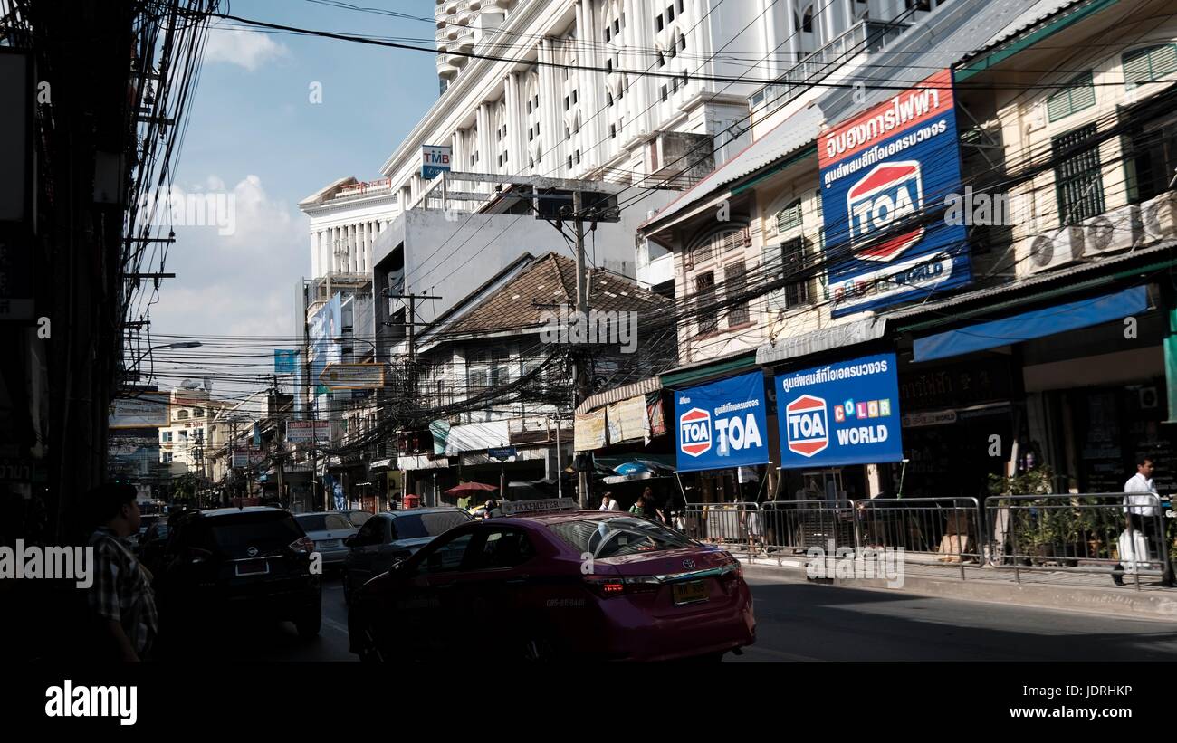 Gli edifici di cavi elettrici vibranti diurno urbano persone Charoen Krung Road Sathon Bangkok in Thailandia Foto Stock