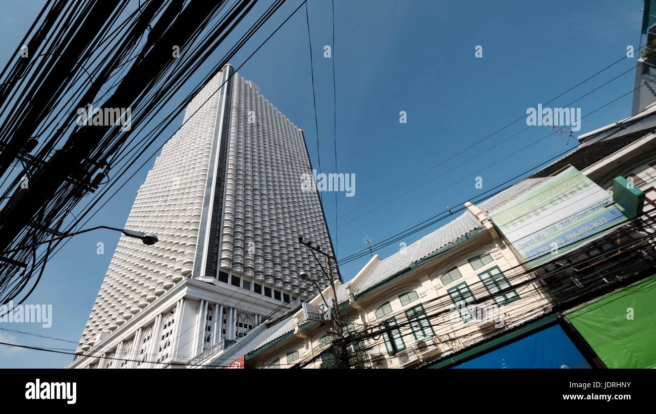 Gli edifici di cavi elettrici vibranti diurno urbano persone Charoen Krung Road Sathon Bangkok in Thailandia Foto Stock