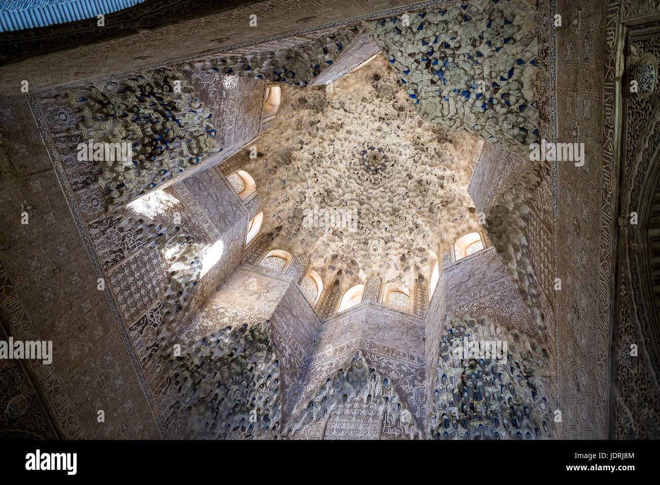 Vaulting honeycomb presso il Royal complessa, Alhambra di Granada, Andalusia, hall del Abencerrajes Foto Stock
