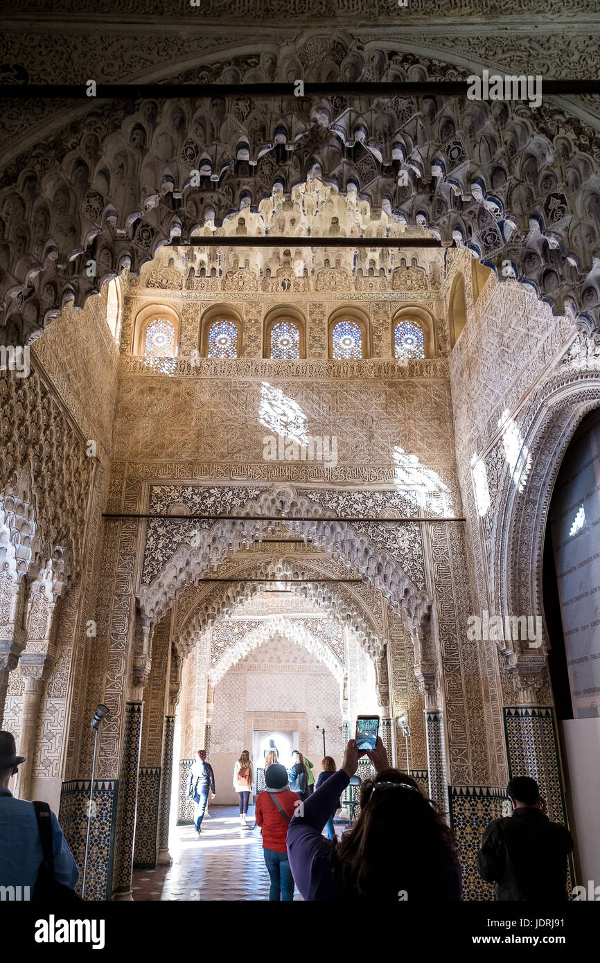 I turisti di scattare le foto alla Alhambra di Granada, Andalusia, Spagna Foto Stock